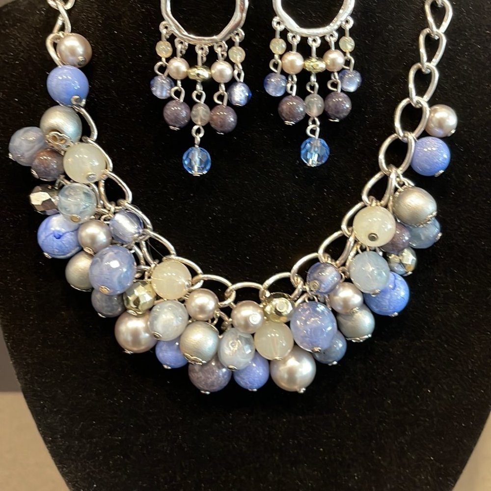 Multcolored Pearl Plastron Necklace & Earrings - Picture 3 of 7